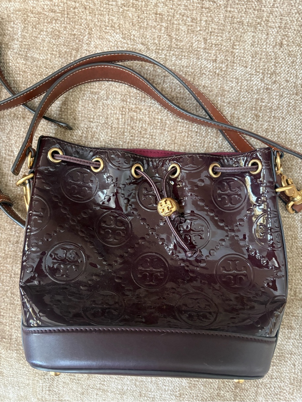 VGUC Tory Burch T Monogram Patent Embossed Bucket Bag Albarossa Deep Wine - Picture 4 of 10